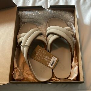 Brand new never worn Olukai Hila Cloudy Sandels